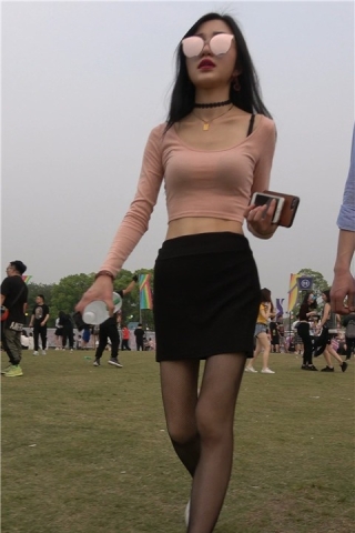 4K - 紧身短T街拍黑丝短裙小蛮腰美女 [952 MB]（视频版）