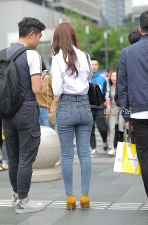 最爱白衬衫配紧牛