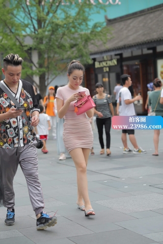 街拍粉色裹身裙性感辣妹