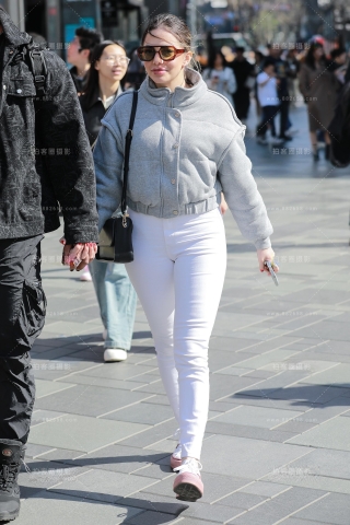 白色紧身牛仔裤