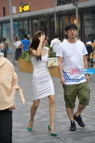 极品性感身材开叉燕尾裙美女