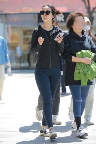 【玻璃街拍】蓝色瑜伽裤美女