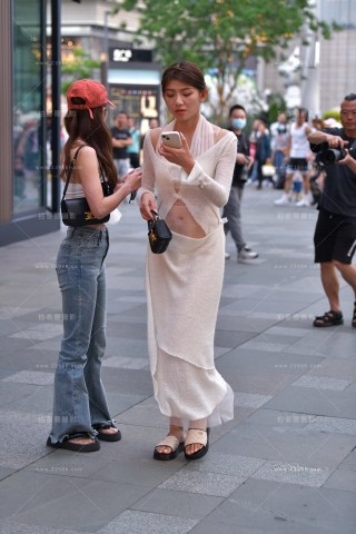 街拍白裙小姐姐