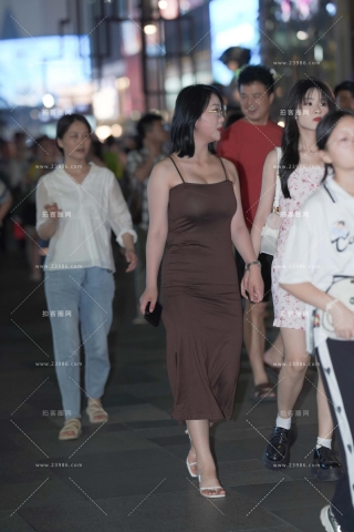 棕色吊带长裙轻熟少f