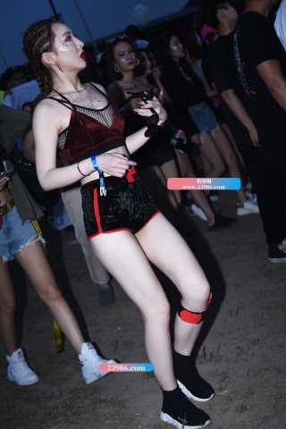 【咔喳赛贴】从唇色到服装搭配很棒