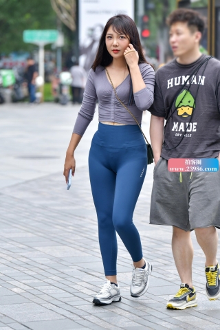 ★蓝色紧身裤美女
