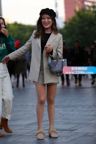 小姐姐笑得很甜美