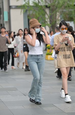 戴帽子的牛仔裤小姐姐