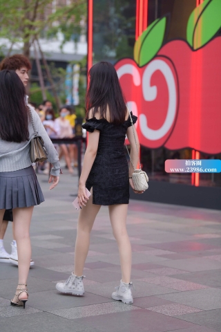 气质黑色短裙小姐姐