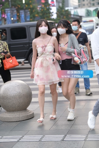 街拍白皙粉嫩青春姑娘