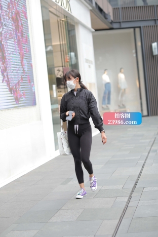 一脸清秀的紧身裤小妹