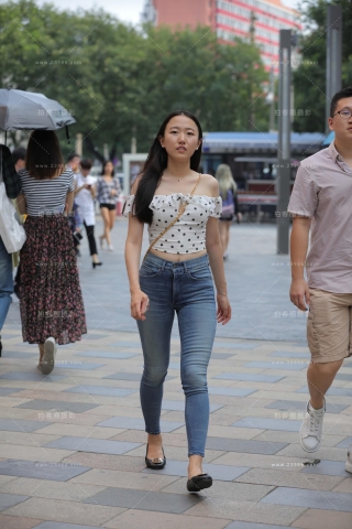 街拍平底鞋紧牛美眉