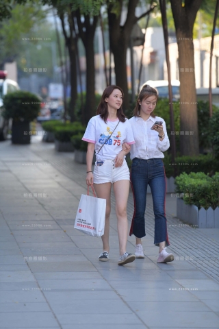 街拍白热裤小姐姐跟闺蜜