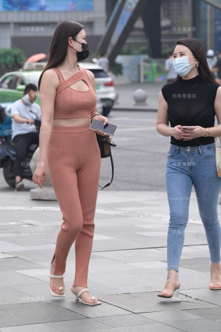 韵味紧身俩女子