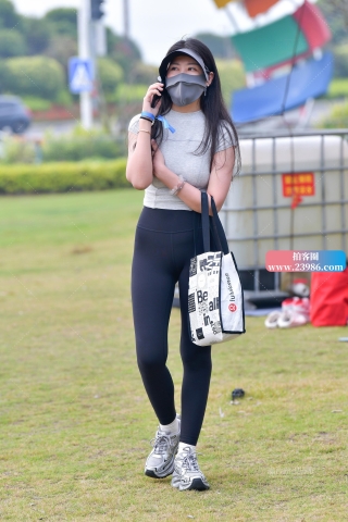 ★黑色紧身裤高挑美女