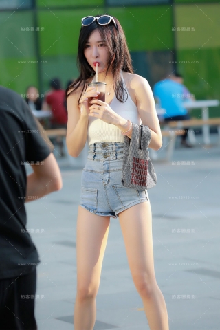 【玻璃街拍】高挑热裤小姐姐