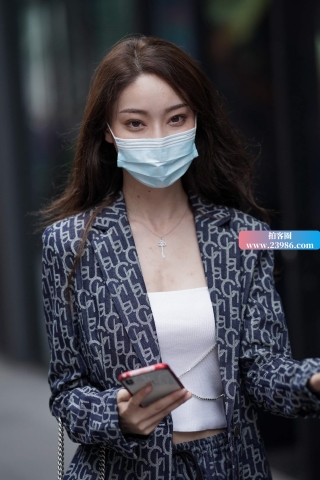 街拍时尚气质的白腿女神姐姐