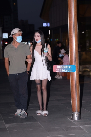 白色吊带裙嘿丝~