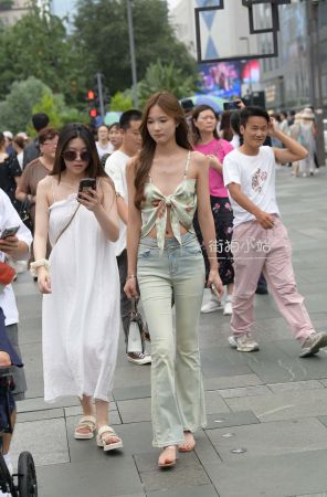 骨感苗条的牛仔裤mm