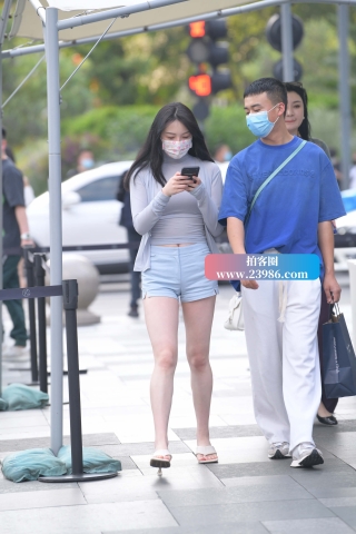 街拍热裤邻家美腿小姐姐