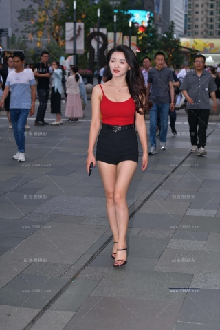 搭讪大长腿，黑色热裤美眉