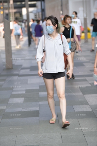 街拍大白腿美眉