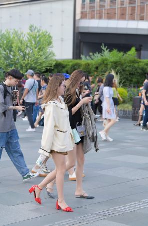 街拍红色高跟鞋丝袜美女