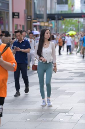 街拍苗条的瑜伽裤美女