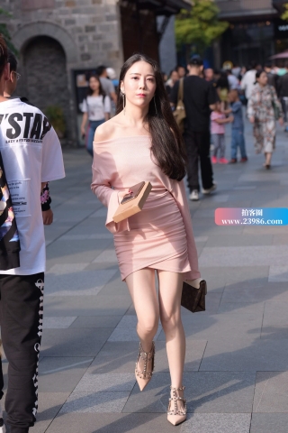 街拍高挑的粉色裙极品美女