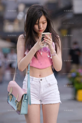 这种热裤女生，看见就令人疼惜