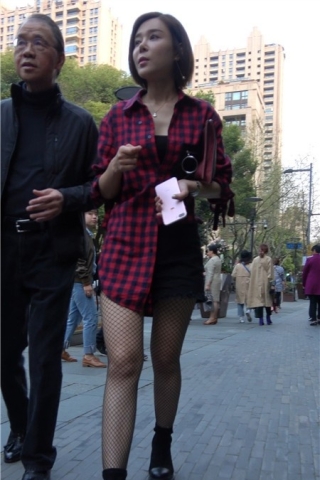 4k-街拍格子衬衫大眼网袜短发气质小姐姐 [780 MB]（视频版）