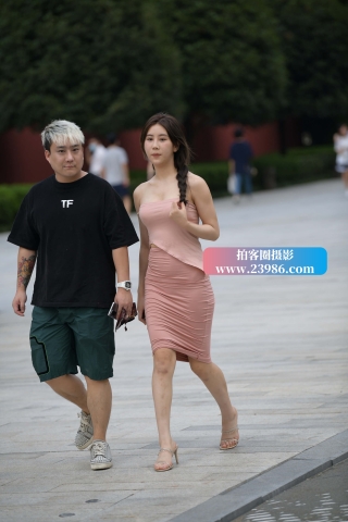街拍粉色裹身裙美女