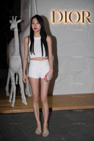 搭讪街拍白热裤长腿小姐姐