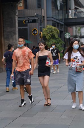 小家碧玉娇小包臀裙女友