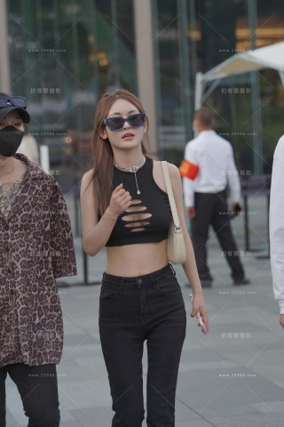 街拍漂亮的灰色牛仔裤小姐姐