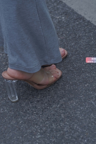 街拍灰色吊带长裙美眉