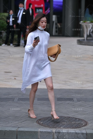 街拍白长裙玉zu凉高美女