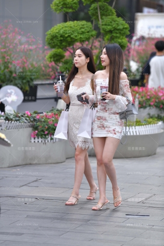 街拍魅力裙装姐妹逛街