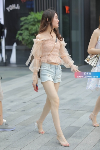 街拍白皙嫩腿热裤小姐姐