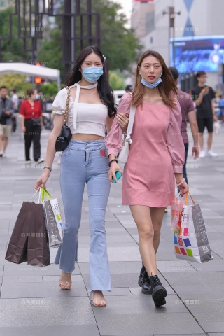 身材十分高挑的紧牛美女