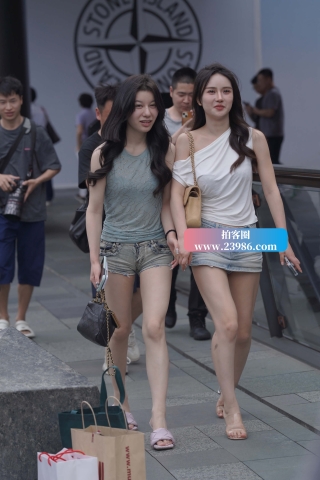 街拍美腿姐妹