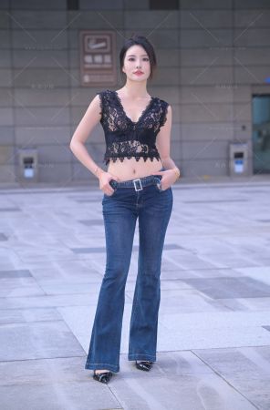 搭讪牛仔裤长腿美姐