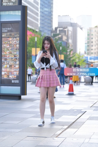 街拍粉色小短裙少女