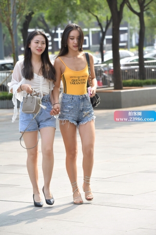 街拍热裤姐妹花