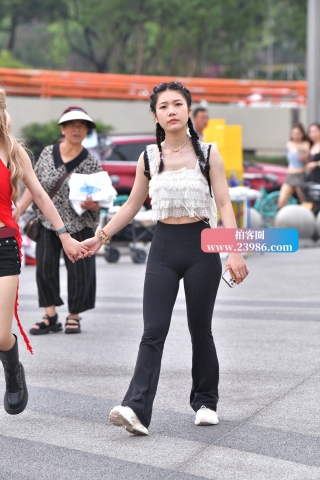 街拍双麻花辫长裤女孩儿