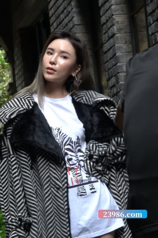 4K - 蹭拍大长腿时尚模特 [3.91 GB/MP4]（视频版）