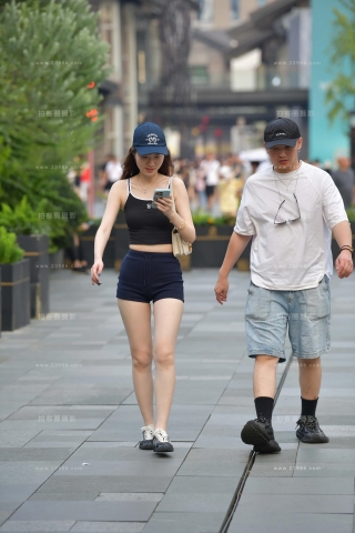 夏日清凉的居家热裤妹纸