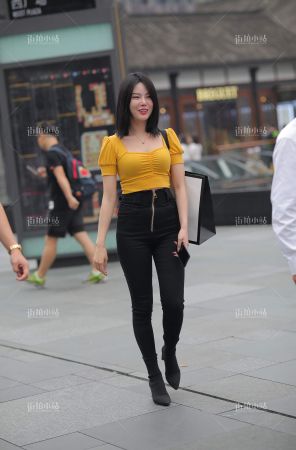 好身材黄衣服妹子