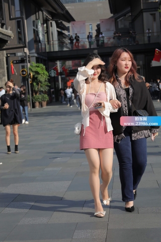 抹胸装。粉色短裙街拍美女