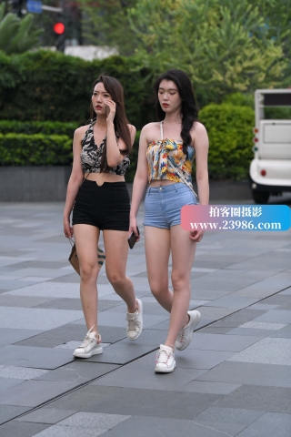 街拍热牛长腿小姐姐